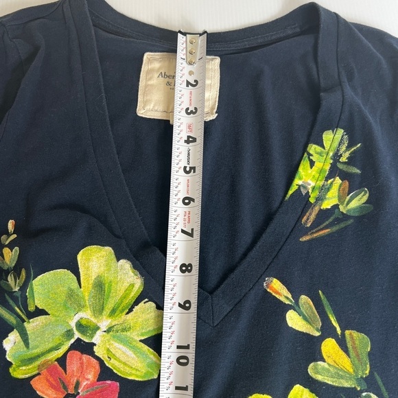 Abercrombie & Fitch Navy Blue Tropical
Floral Knit V Neck Size Medium - Picture 12 of 14